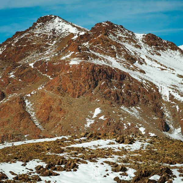 Montagnes mongoles enneigées
