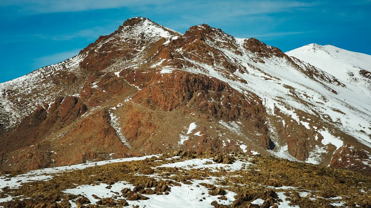 Montagnes mongoles enneigées