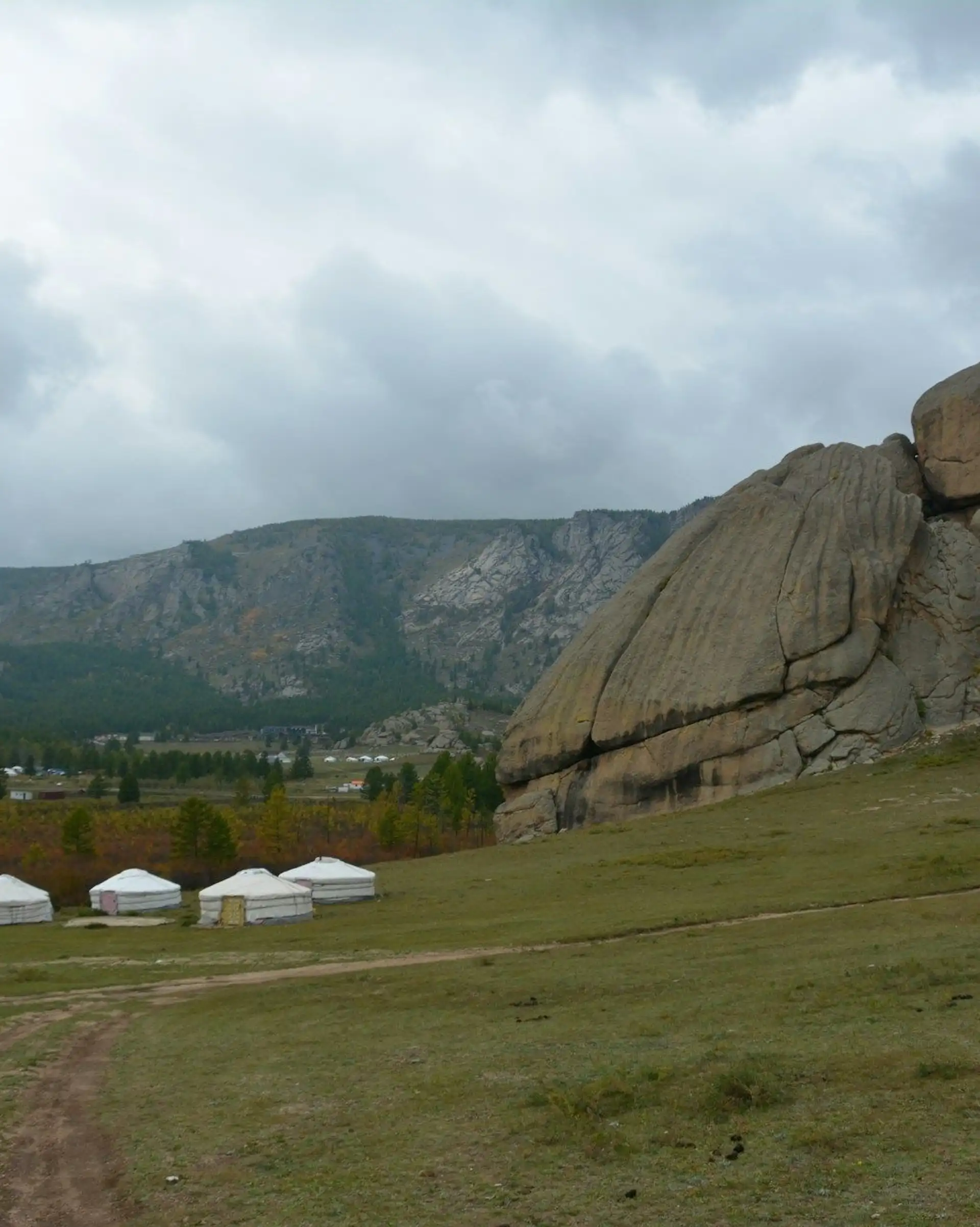Yourtes au milieu des montagnes