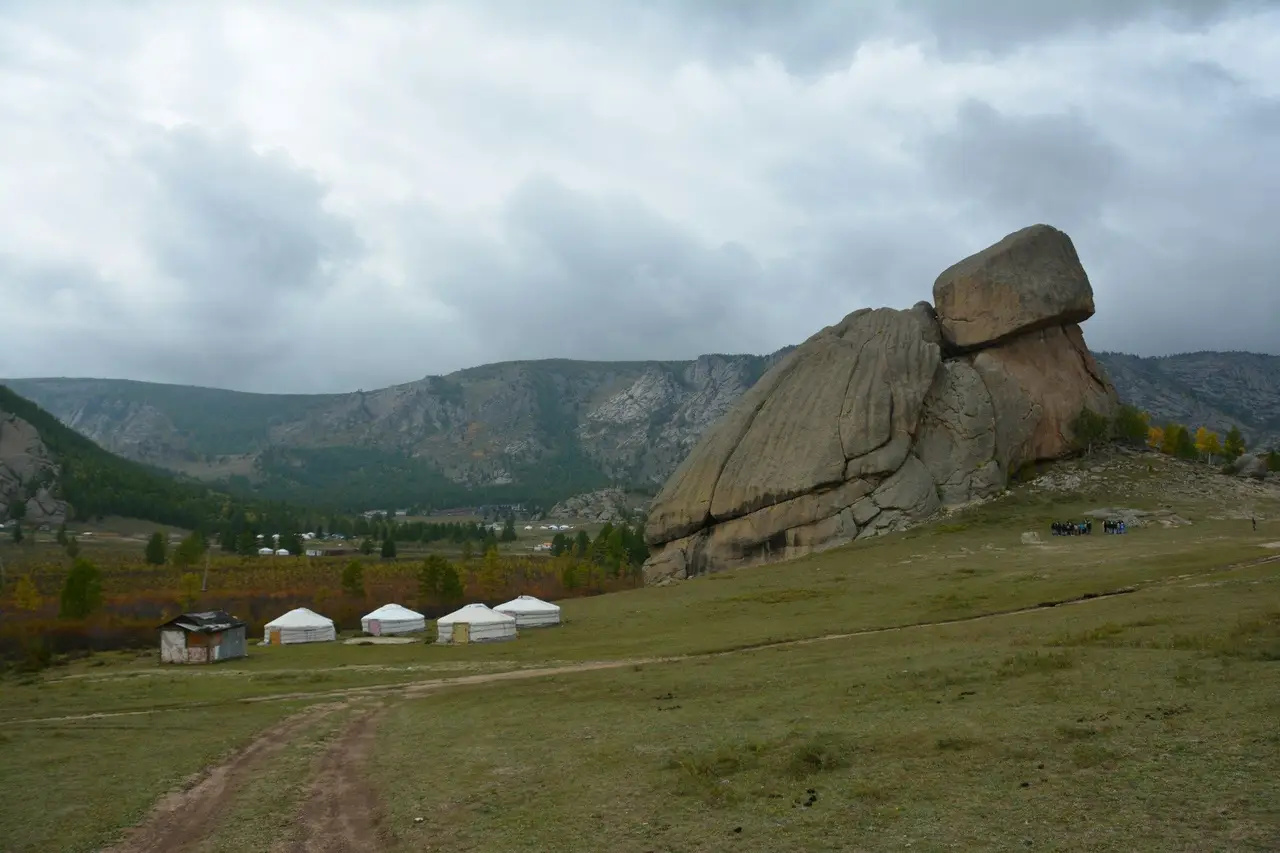 Yourtes au milieu des montagnes