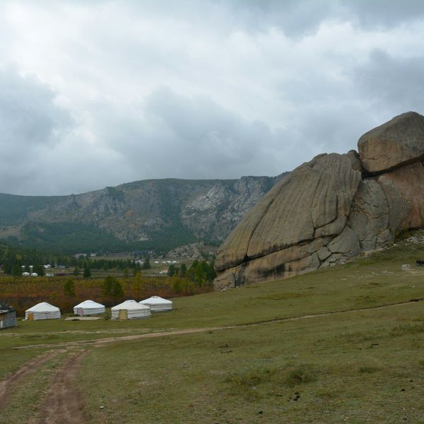 Yourtes au milieu des montagnes