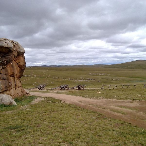 Steppes cachées par des nuages et rocher au second plan