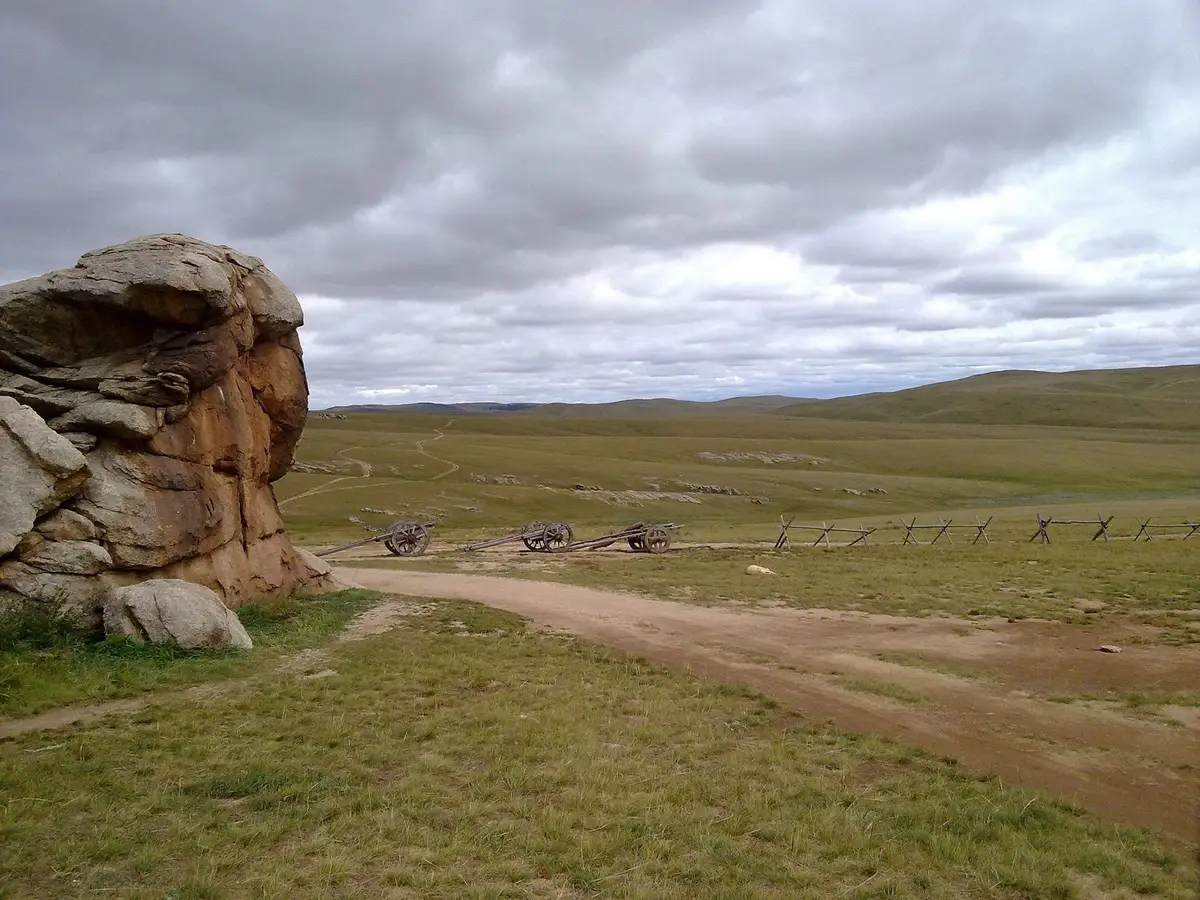 Steppes cachées par des nuages et rocher au second plan