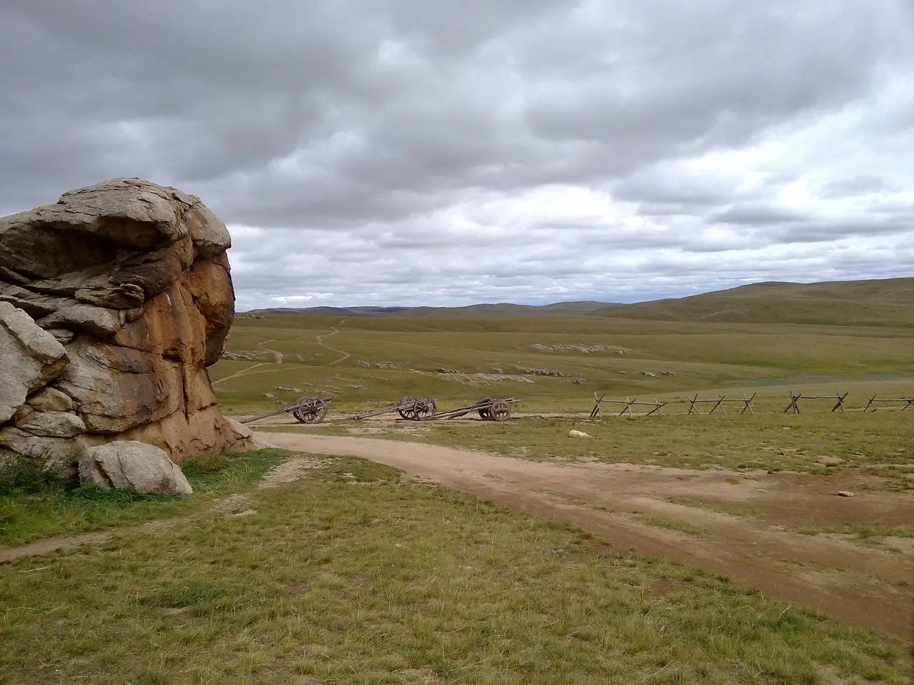 Steppes cachées par des nuages et rocher au second plan