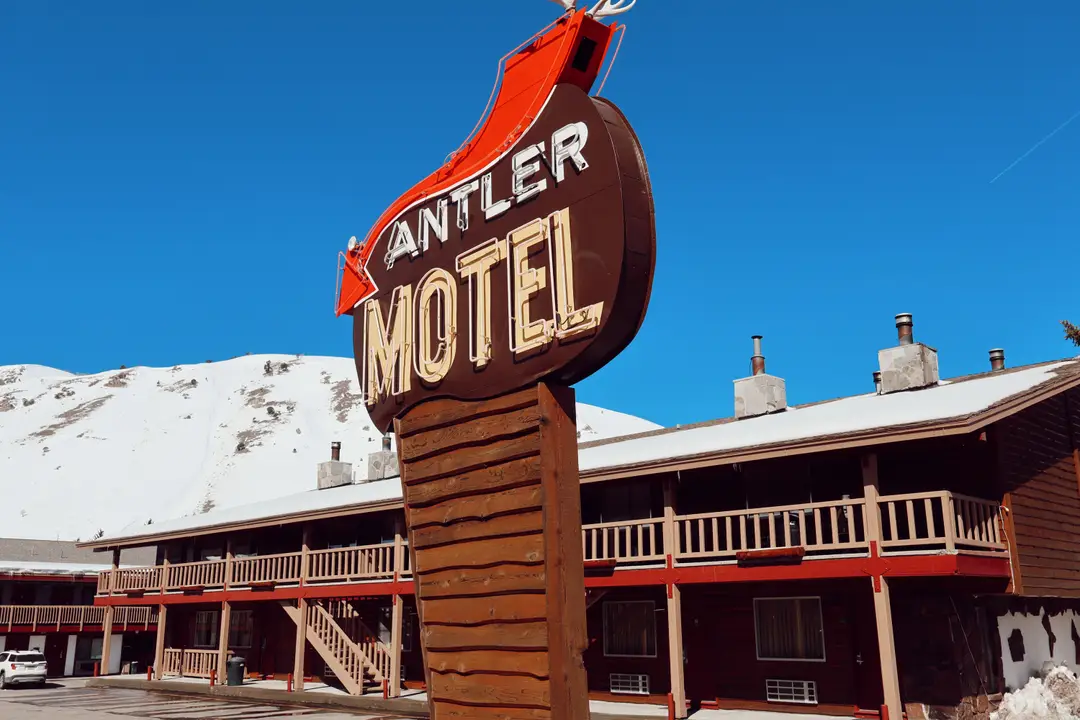 Motel Antler sur fond de montagnes enneigées à Jackson, Wyoming