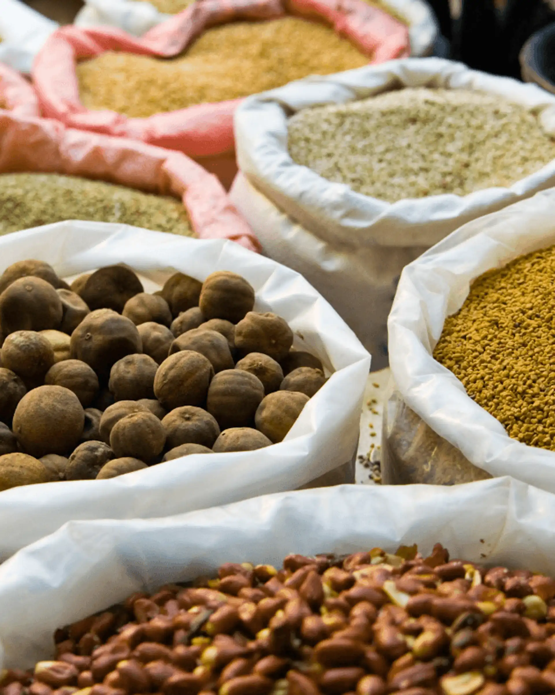 Voyage à Oman — Étalages colorés d'épices, d'encens et de produits locaux dans un souq traditionnel de Mascate.