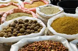 Voyage à Oman — Étalages colorés d'épices, d'encens et de produits locaux dans un souq traditionnel de Mascate.