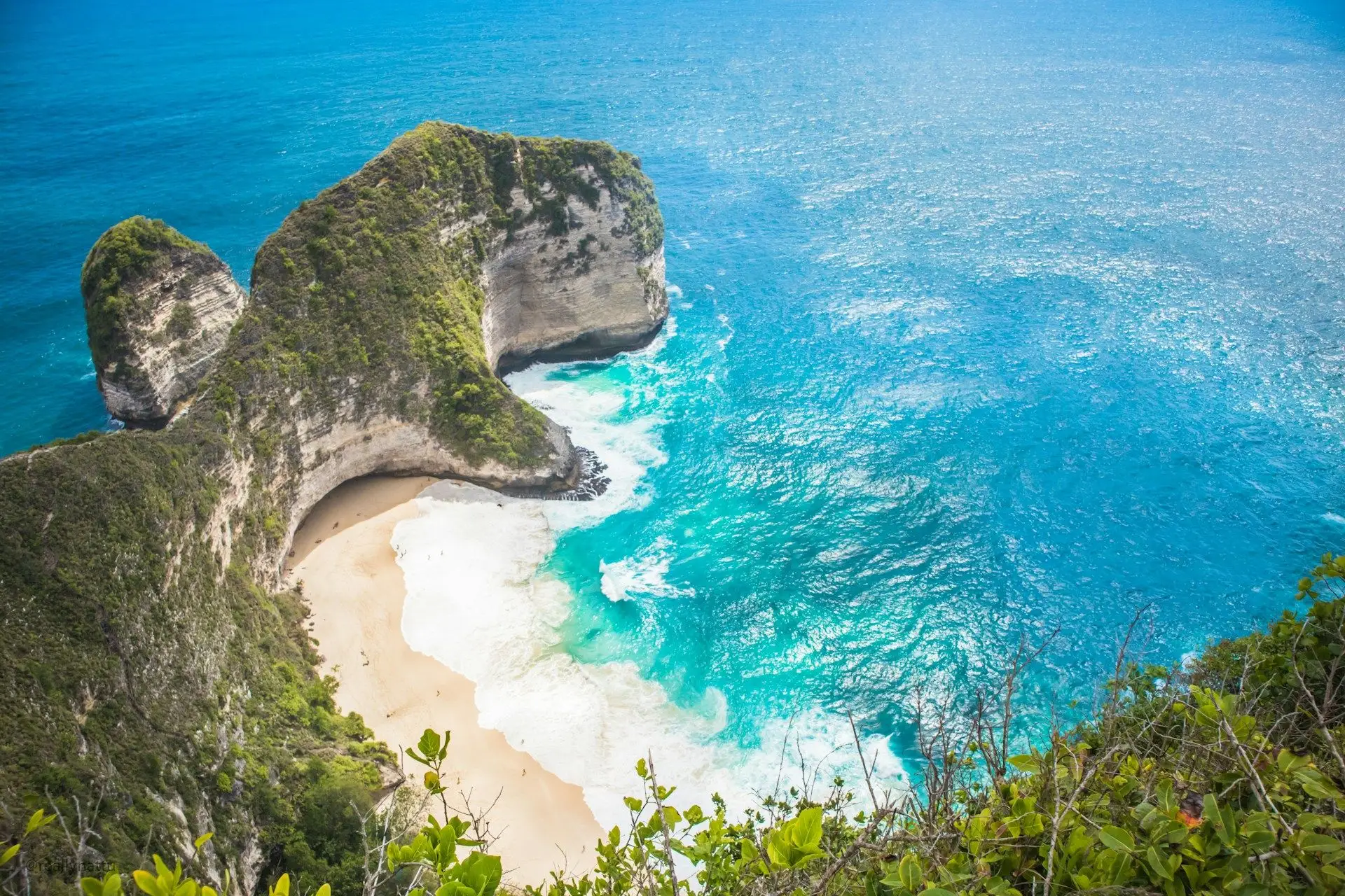Voyage en Asie du Sud – Vue aérienne d'une formation rocheuse verdoyante entourée par une mer bleu turquoise translucide pour illustrer les îles de la région.
