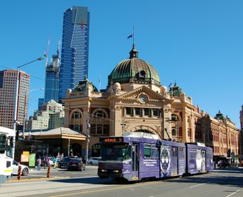 Gare de Flinders Street à Melbourne et ses gratte-ciel modernes