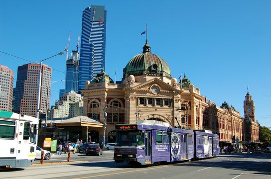 Gare de Flinders Street à Melbourne et ses gratte-ciel modernes