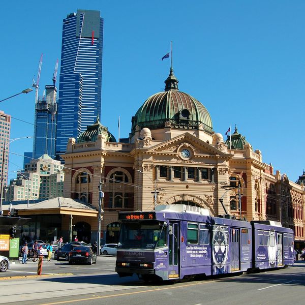 Gare de Flinders Street à Melbourne et ses gratte-ciel modernes