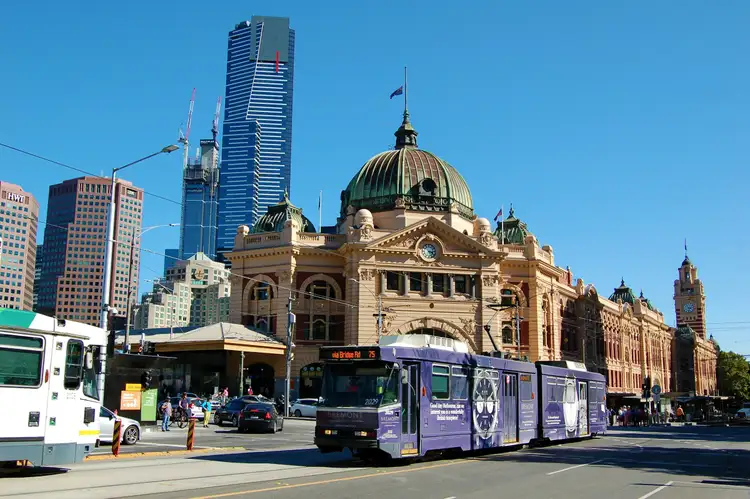 Gare de Flinders Street à Melbourne et ses gratte-ciel modernes
