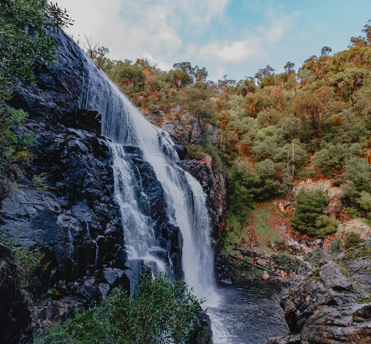 Cascade d'eau ruisselant sur des parois rocheuses sombres au cœur du parc national des Grampians