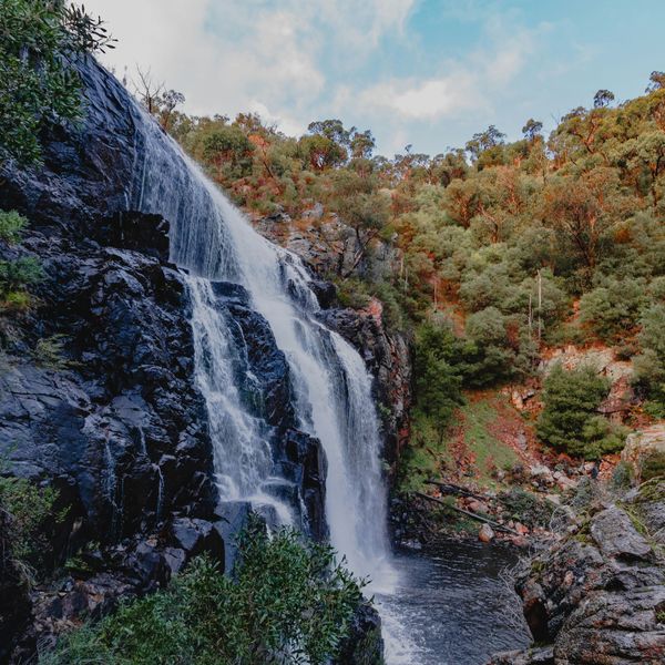 Cascade d'eau ruisselant sur des parois rocheuses sombres au cœur du parc national des Grampians