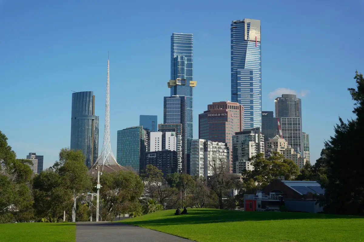 Panorama urbain de Melbourne mêlant architecture moderne et espaces verts depuis les jardins de la ville