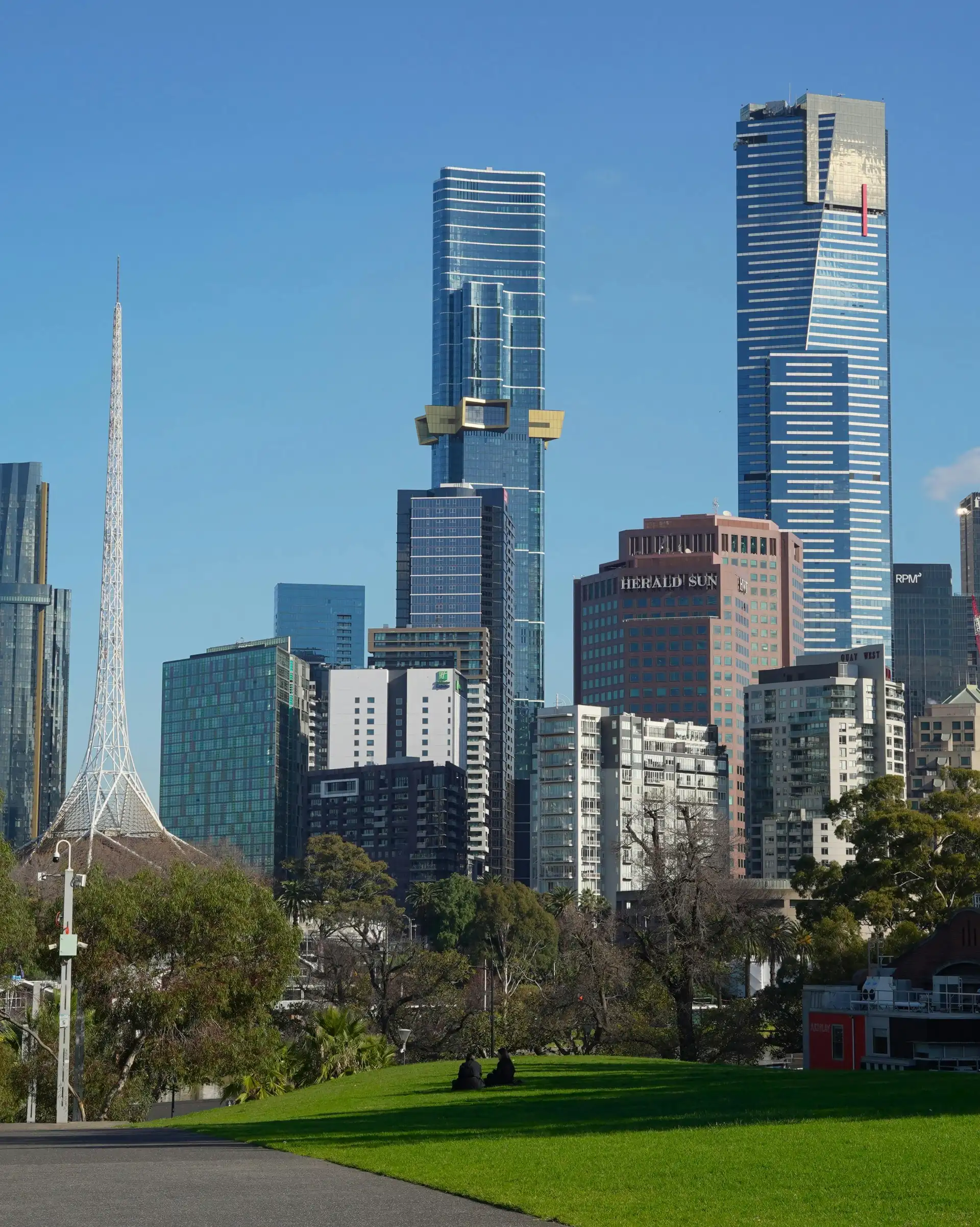 Panorama urbain de Melbourne mêlant architecture moderne et espaces verts depuis les jardins de la ville