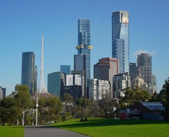 Panorama urbain de Melbourne mêlant architecture moderne et espaces verts depuis les jardins de la ville