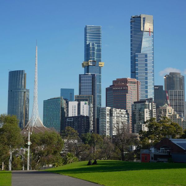 Panorama urbain de Melbourne mêlant architecture moderne et espaces verts depuis les jardins de la ville