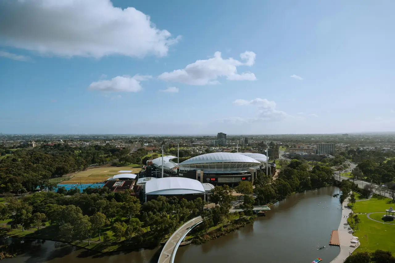 Vue aérienne du stade Adelaide Oval bordé par la rivière Torrens et des parcs verdoyants