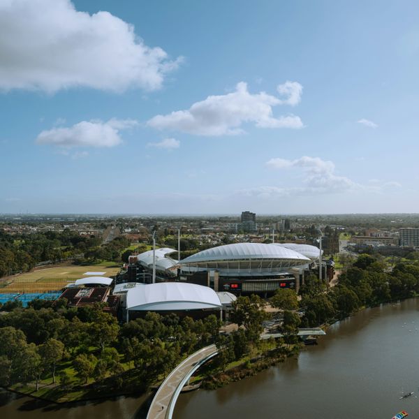 Vue aérienne du stade Adelaide Oval bordé par la rivière Torrens et des parcs verdoyants