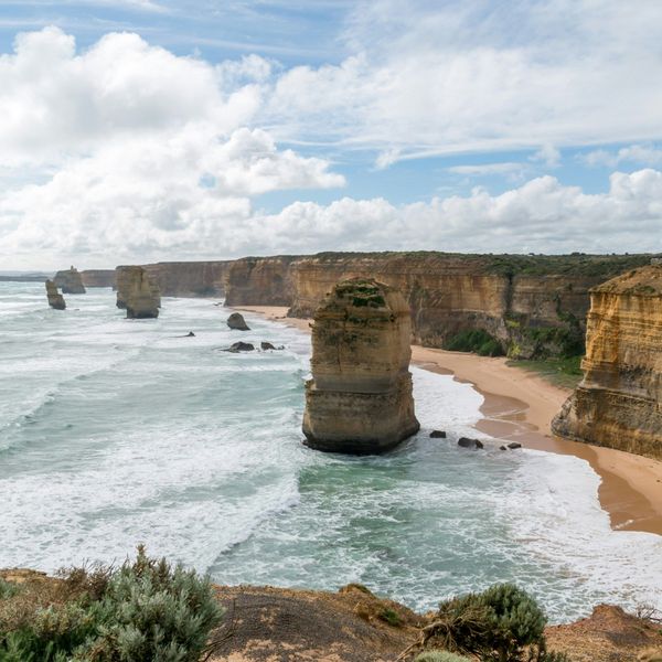 Falaises calcaires des Douze Apôtres émergeant de l'océan déchaîné