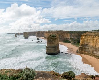 Falaises calcaires des Douze Apôtres émergeant de l'océan déchaîné