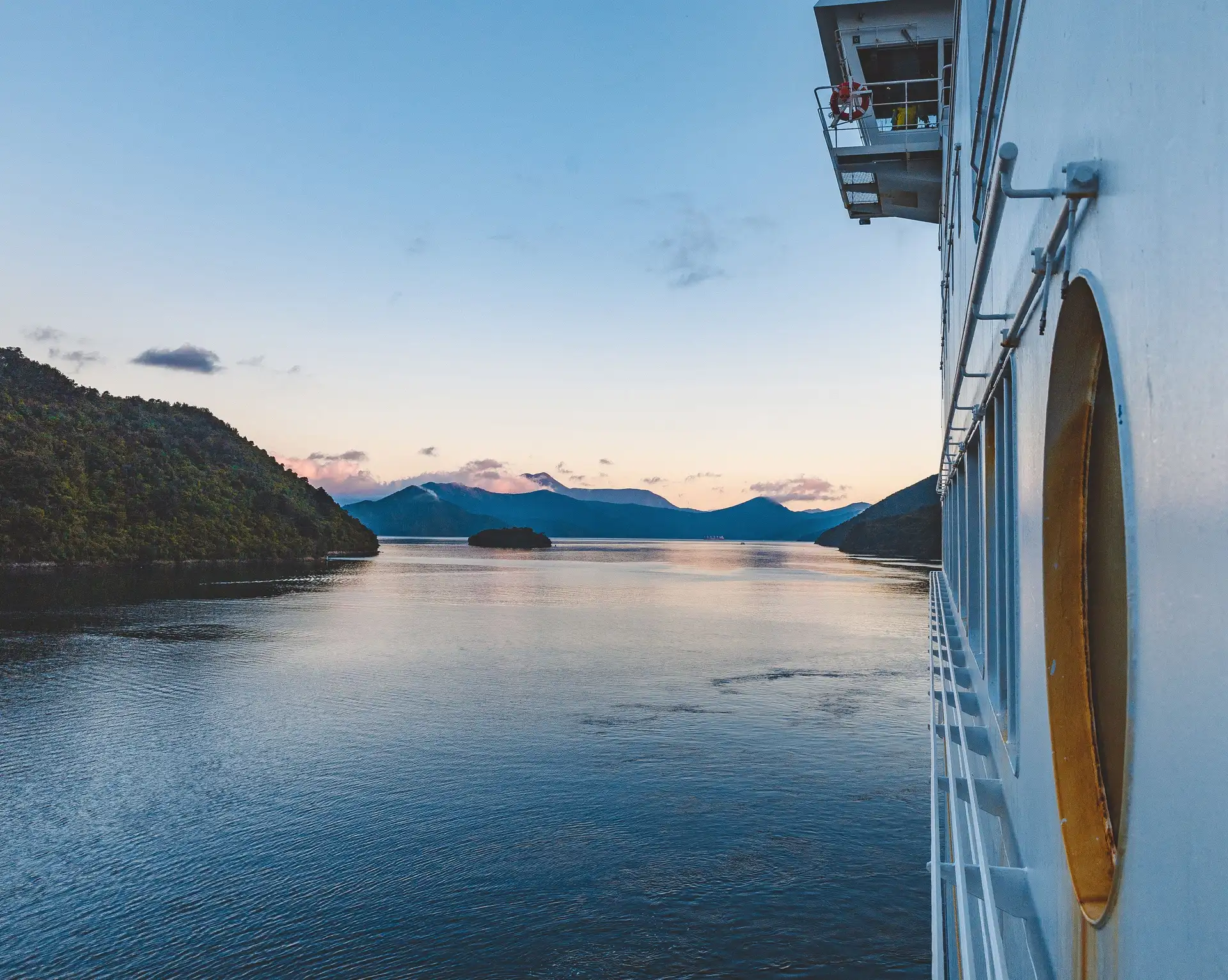 Voyage Nouvelle-Zélande : croisière au lever du soleil dans les fjords du Fiordland National Park