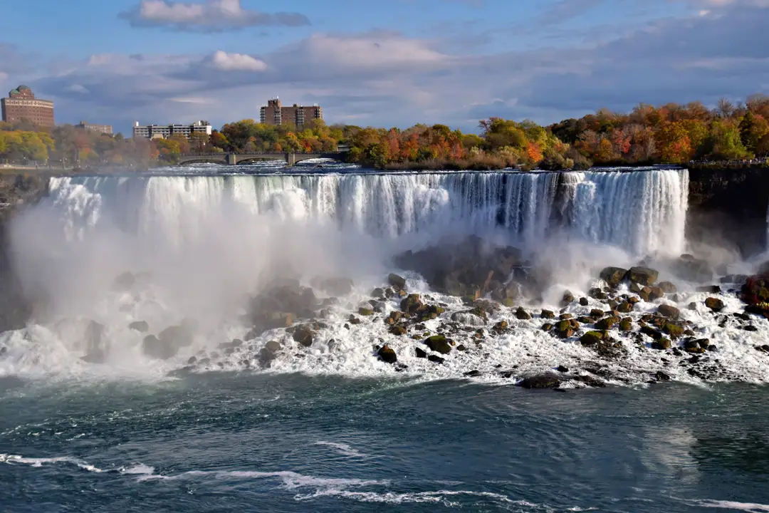 Vue des chutes du Niagara du côté canadien, en Ontario.