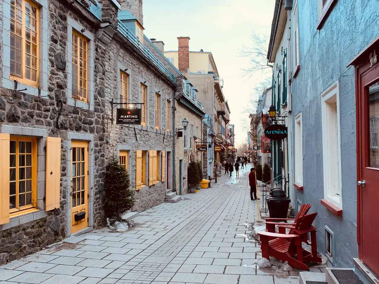 Ruelle pavée bordée de bâtiments historiques en pierre avec façades colorées dans le quartier Petit-Champlain du Vieux-Québec