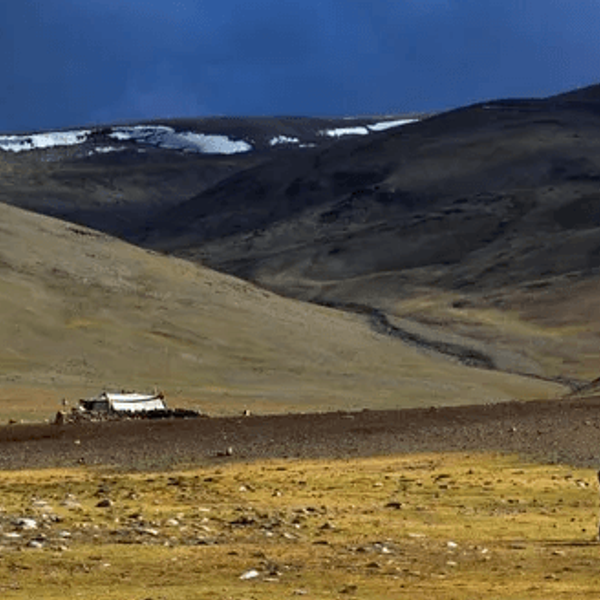 nubra-paysage-montagne-village