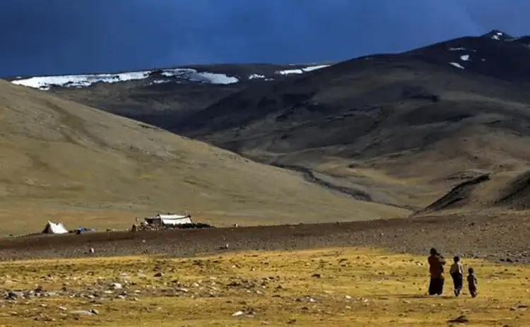 nubra-paysage-montagne-village