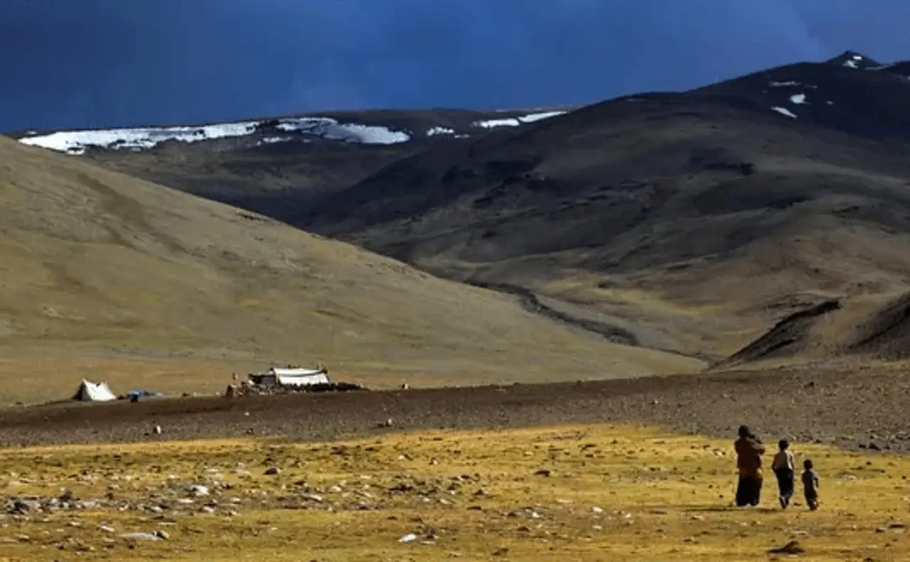 nubra-paysage-montagne-village