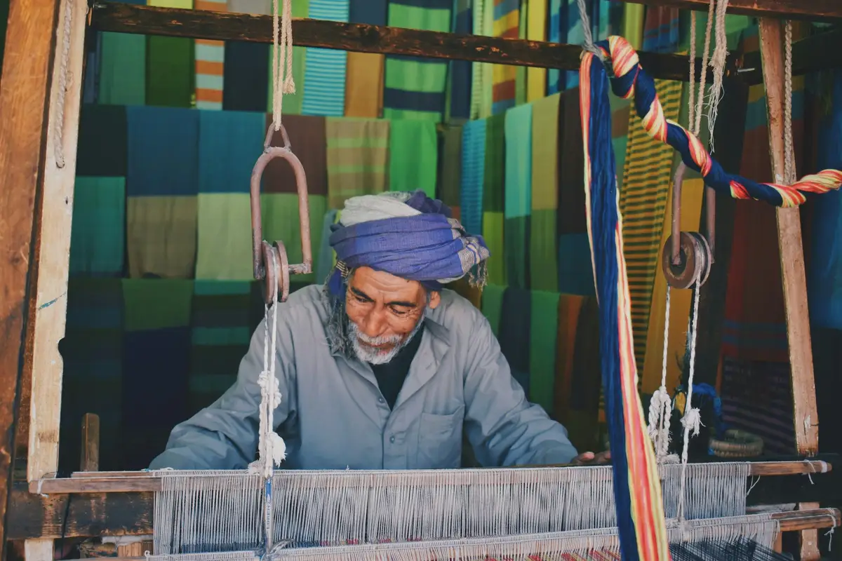 Artisan tisserand travaillant sur un métier manuel
