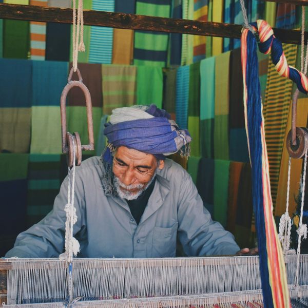 Artisan tisserand travaillant sur un métier manuel