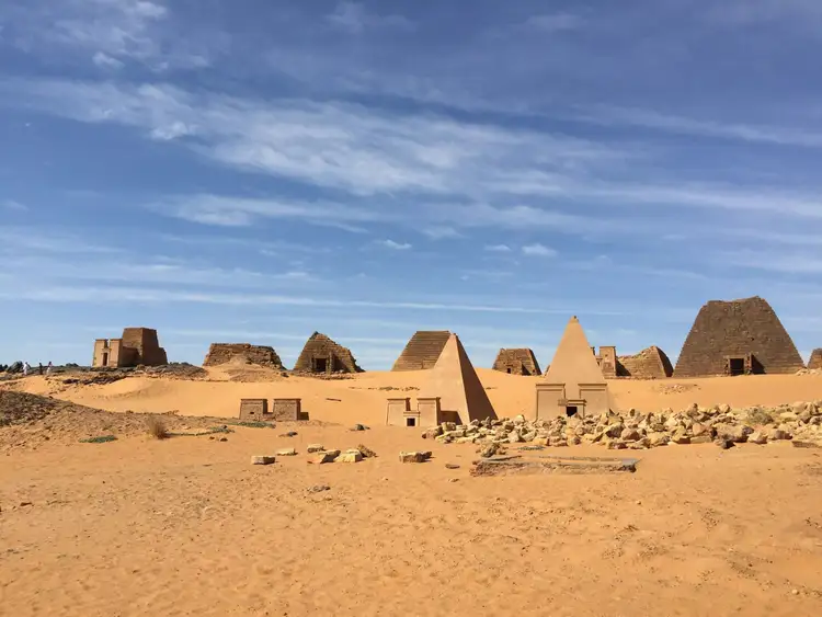 Pyramides nubiennes de Méroé dans le désert de Nubie sous un ciel bleu