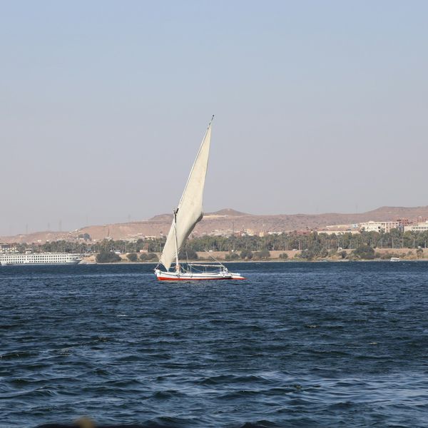Bateau à voile blanche naviguant