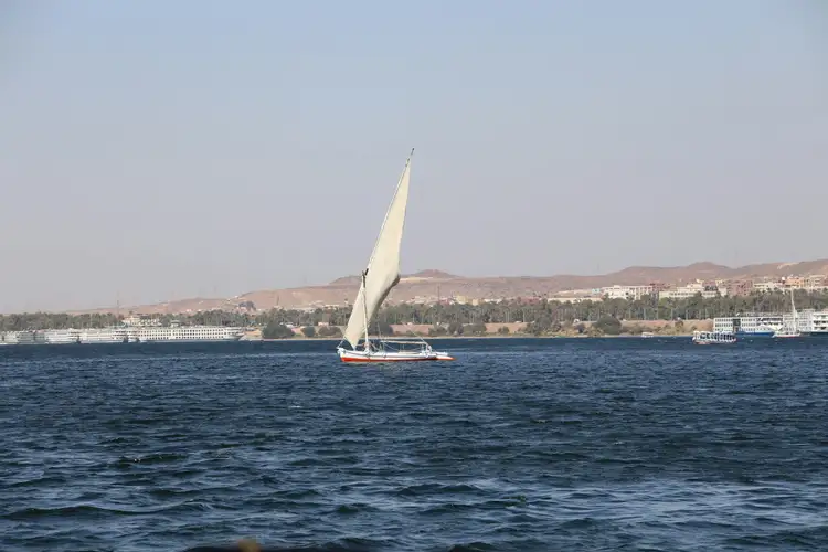 Bateau à voile blanche naviguant
