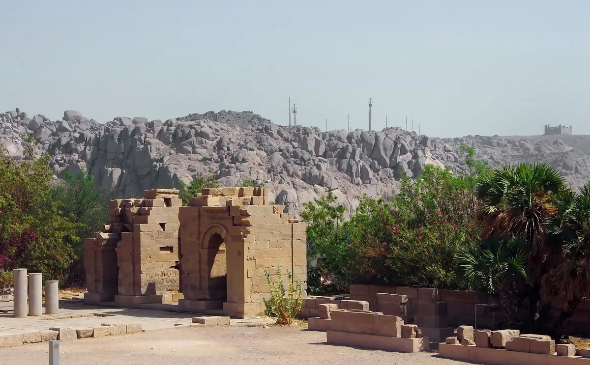 Ruines du temple de Philae  devant les rochers d'Assouan