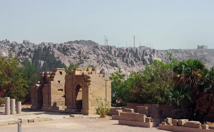 Ruines du temple de Philae  devant les rochers d'Assouan