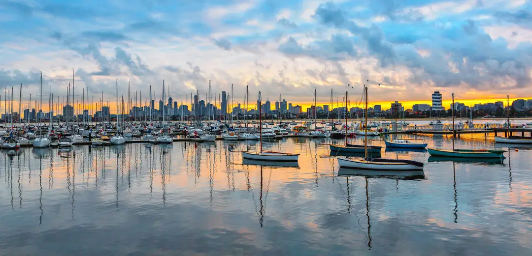 panorama de la marina de St Kilda Pier à Melbourne, en Australie, avec les voiliers au premier plan et la silhouette (skyline) de la ville.jpg