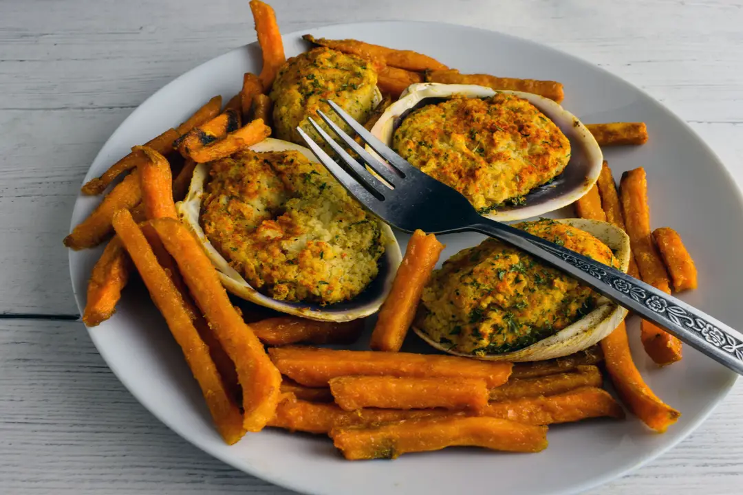 palourdes farcies accompagnées de frites de patate douce.