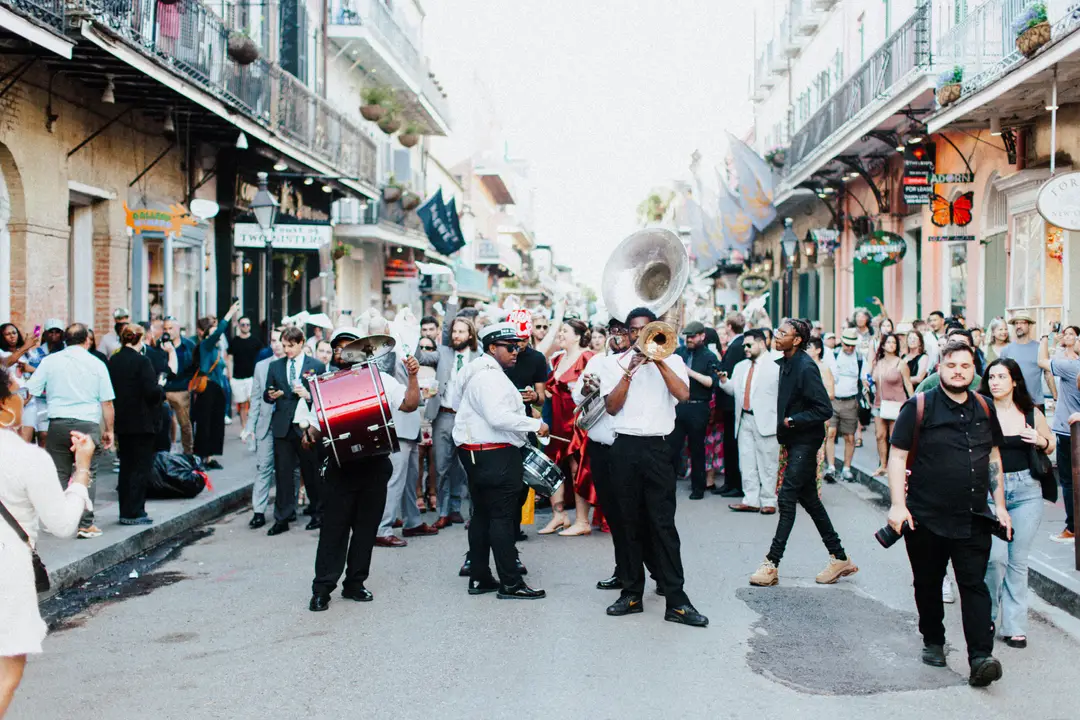 Parade musicale dans les rues de La Nouvelle-Orléans.
