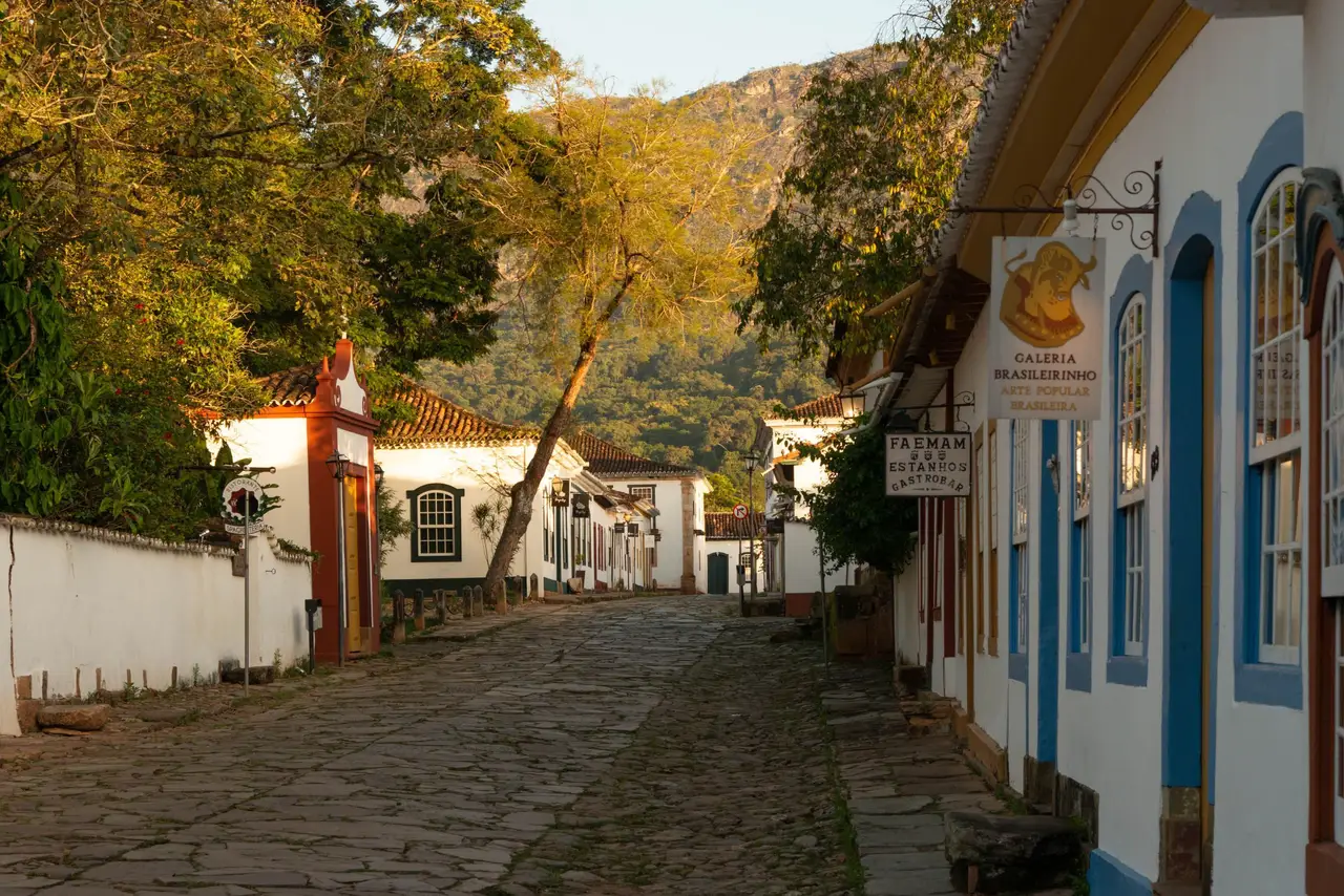 Voyage au Brésil – Ruelles pavées et maisons de style colonial aux façades blanches blanchies à la chaux dans le centre historique piéton de Paraty.