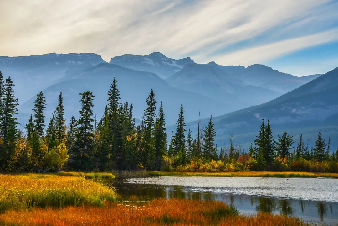 Paysages montagneux aux couleurs de l’automne dans le parc national de Jasper.