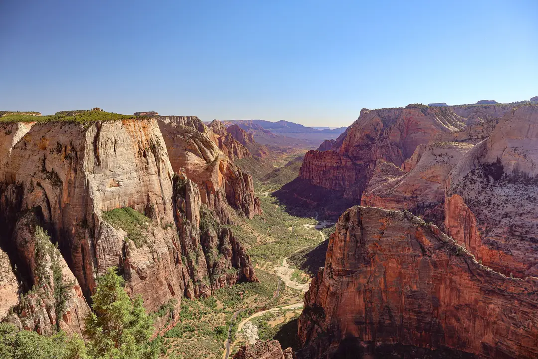 Falaises de grès et paysages de canyon dans le parc national de Zion, en Utah.