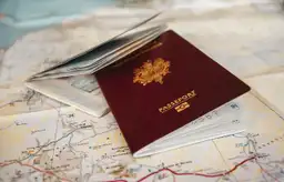 Passeport français ouvert posé sur une carte routière de voyage pour les formalités d'entrée en Corée du Sud.