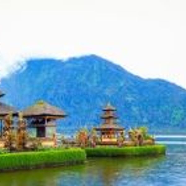 Voyage en Asie — Temple Pura Ulun Danu Beratan à Bali : meru à plusieurs toits sur un îlot dans le lac, entouré de jardins et pelouses verdoyantes.