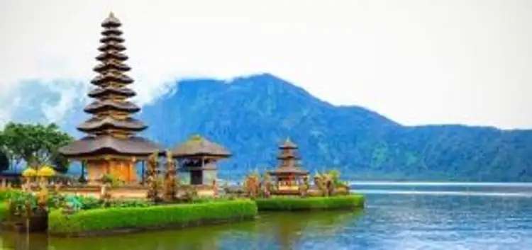 Voyage en Asie — Temple Pura Ulun Danu Beratan à Bali : meru à plusieurs toits sur un îlot dans le lac, entouré de jardins et pelouses verdoyantes.