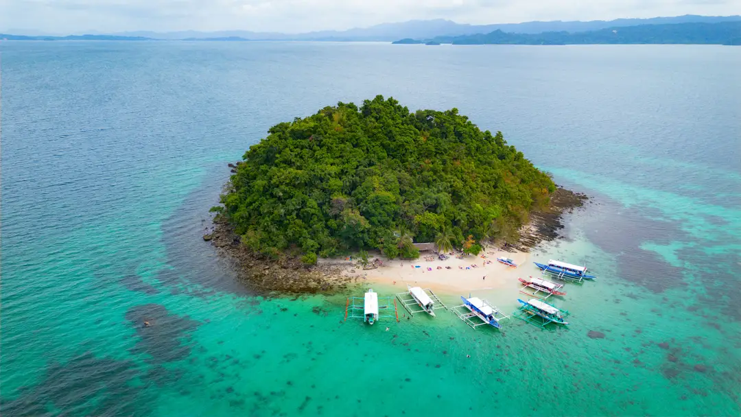petite île tropicale paradisiaque située dans la baie de Port Barton.