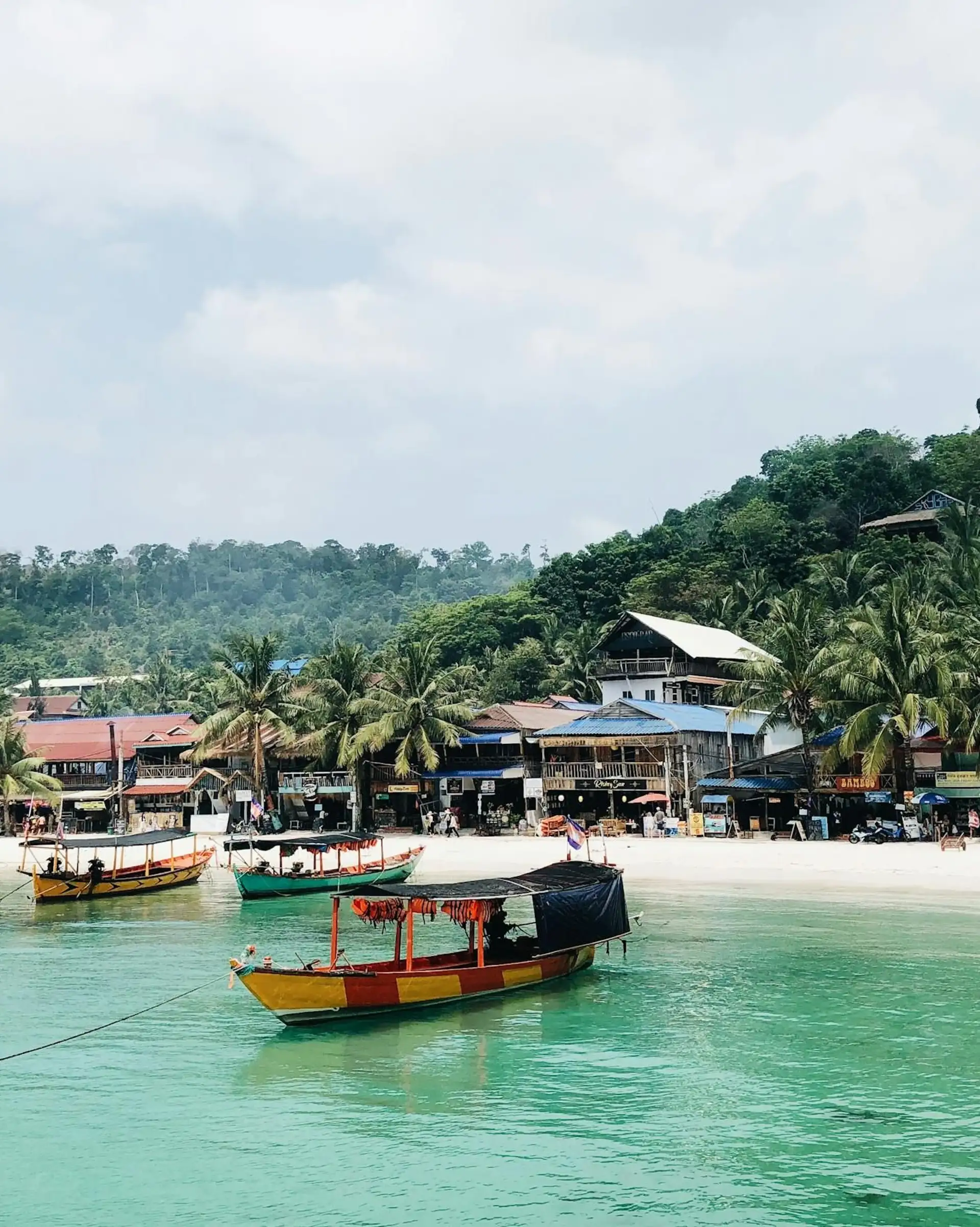 Voyage au Cambodge : Plage et bateaux cambodgiens